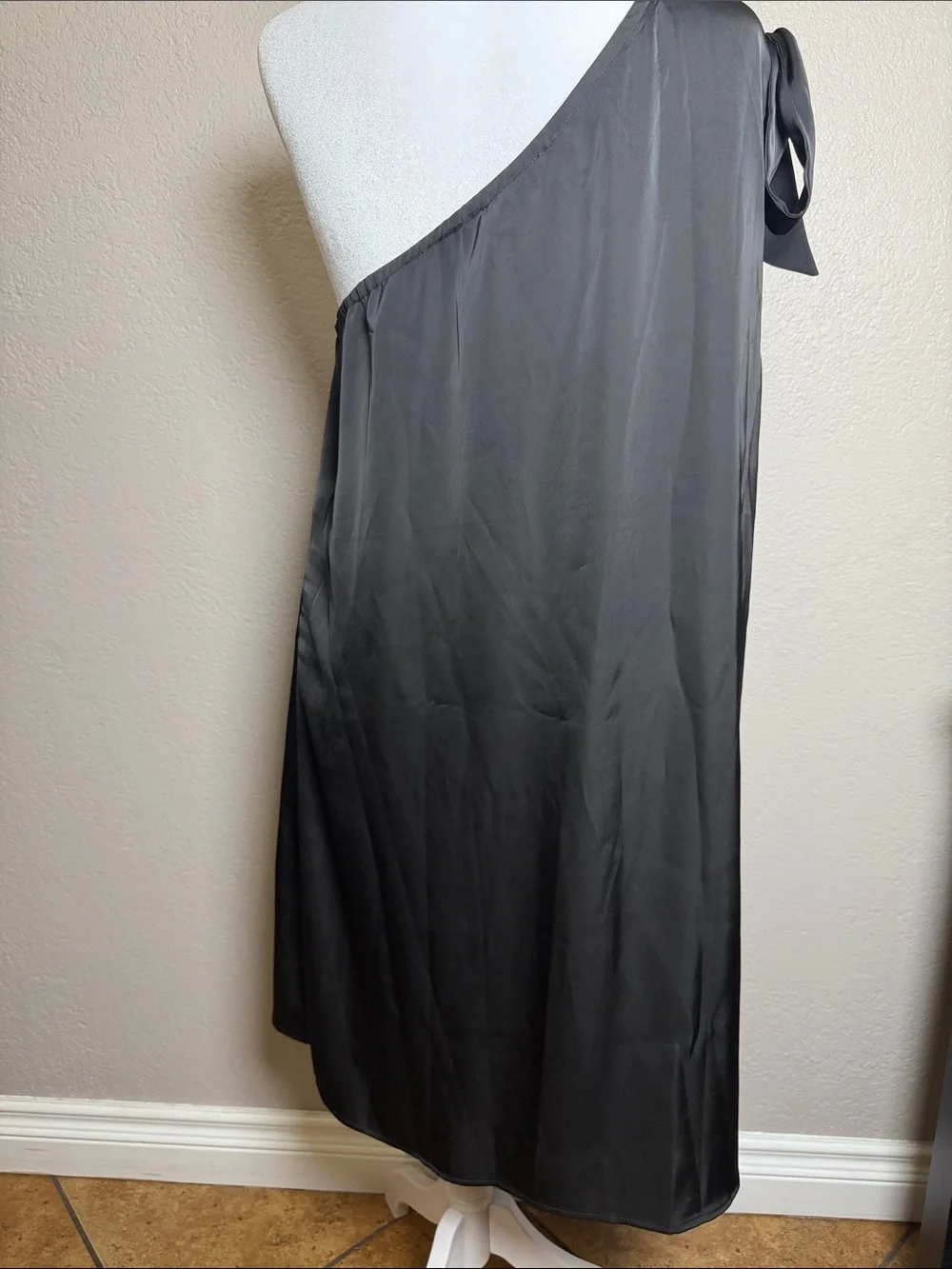 Elegant One-Shoulder Black Dress with Shoulder Tie